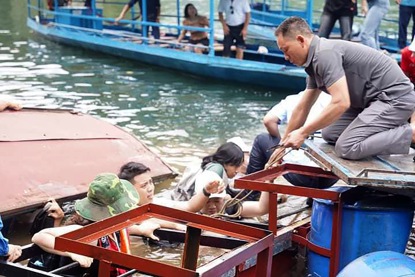 Khoảng 20 người bị rơi xuống hồ Ba Bể. Ảnh: Bắc Kạn 24h