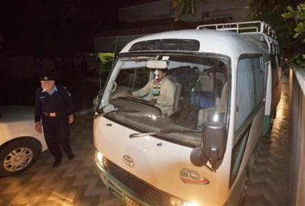 Chiếc xe tải màu trắng chở gia đình Osama bin Laden