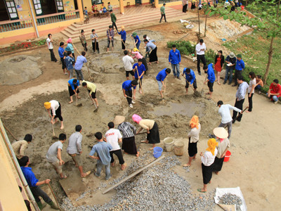 ĐVTN và nhân dân thôn Nậm Đông, xã Nghĩa An (Nghĩa Lộ) làm sân bê tông cho trẻ em. Ảnh: Trường Phong