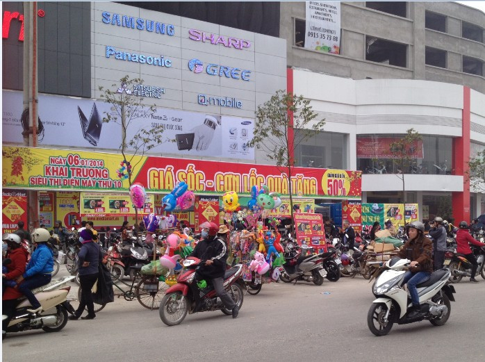 Do có nhiều trẻ em được bố mẹ cho đi cùng, trước cửa siêu thị nhiều xe bán bóng bay nhanh chóng có mặt