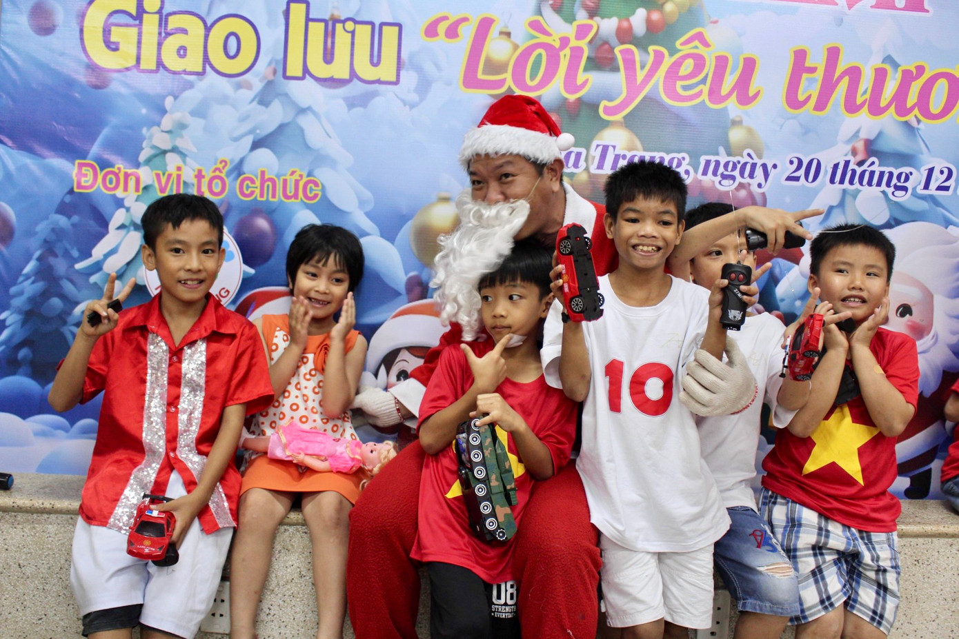 Nụ cười hạnh phúc của các em khi cầm trên tay món quà mơ ước ngày Giáng sinh khiến ai ai cũng thấy ấm lòng.