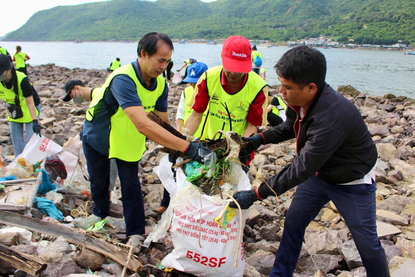 Các tình nguyện viên đang tích cực dọn sạch khu vực có nhiều rác bị sóng biển tấp vào bờ.