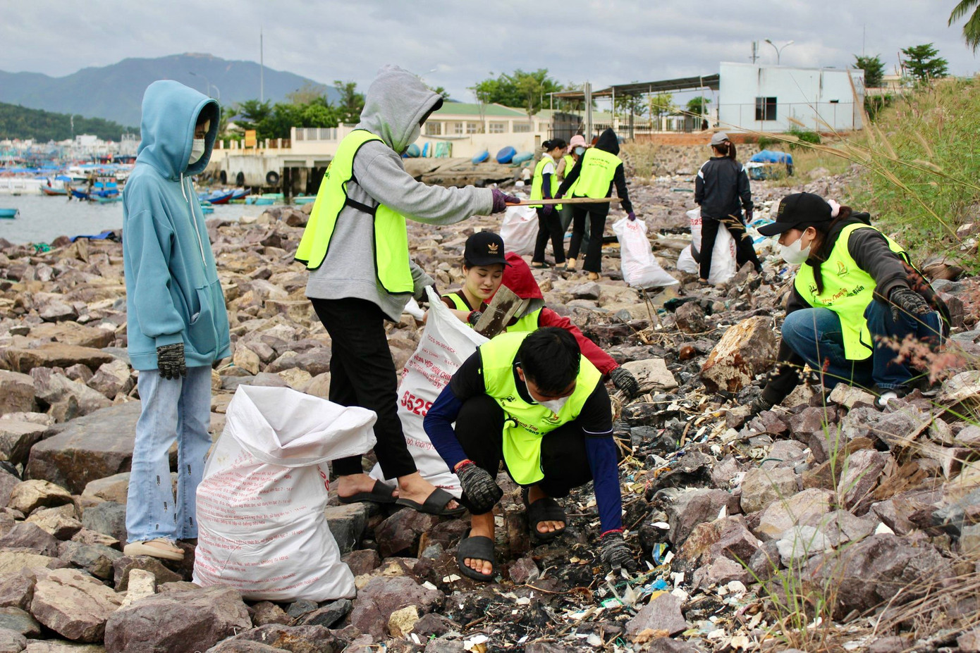Ngay sau khi được trang bị áo đồng phục mang thông điệp “Hãy chung tay làm sạch môi trường biển” và dụng cụ bảo hộ, các bạn trẻ đã nhanh chóng xắn tay vào tìm và thu gom rác.