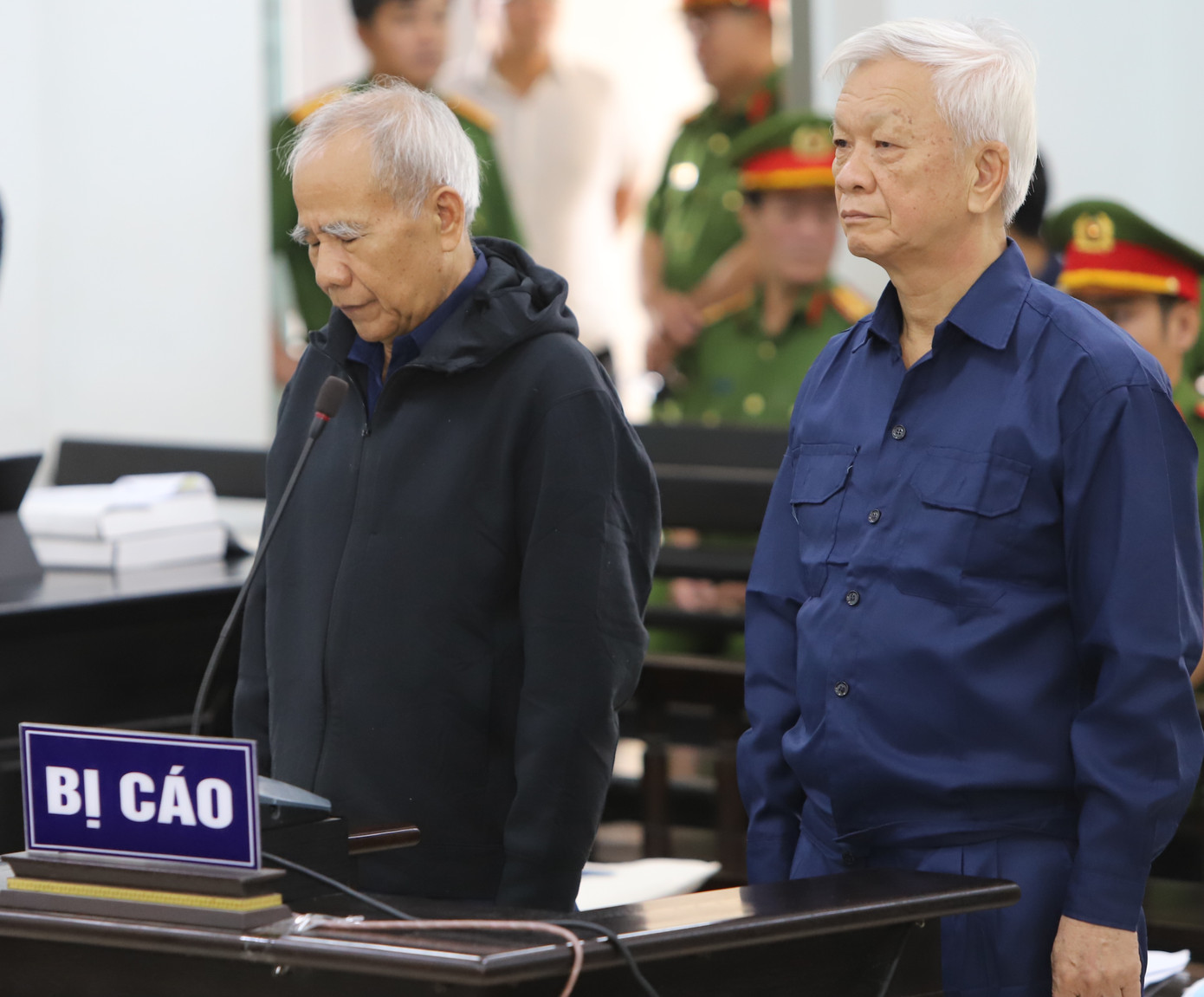 Bị cáo Nguyễn Chiến Thắng (ảnh phải) và bị cáo Đào Công Thiên tại phiên toà. Ảnh: L.H.