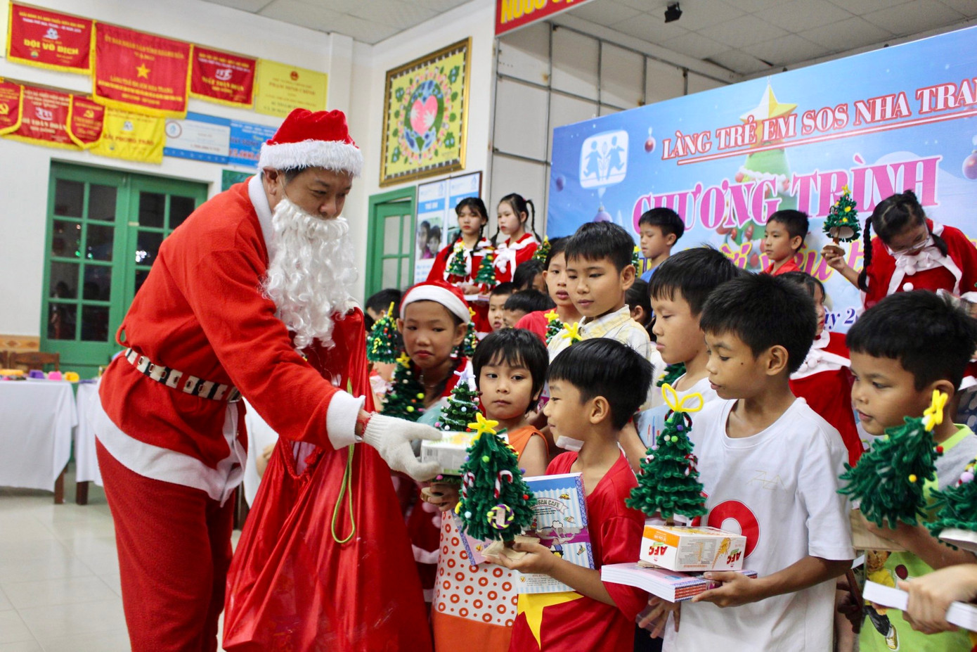 Chia sẻ về ý tưởng cho các em nhỏ tự làm cây thông Giáng sinh, ông Phạm Vũ Thanh An (người đóng vai ông già Noel, trưởng nhóm STEAM Nha Trang) bộc bạch: “Thông qua hoạt động này, nhóm muốn gửi thông điệp đến các bạn nhỏ tại đây rằng dù cuộc sống các em có khó khăn, thiệt thòi hơn các bạn đồng trang lứa nhưng hãy luôn nỗ lực vươn lên, tươi xanh như cây thông để trở thành người có ích cho xã hội”.