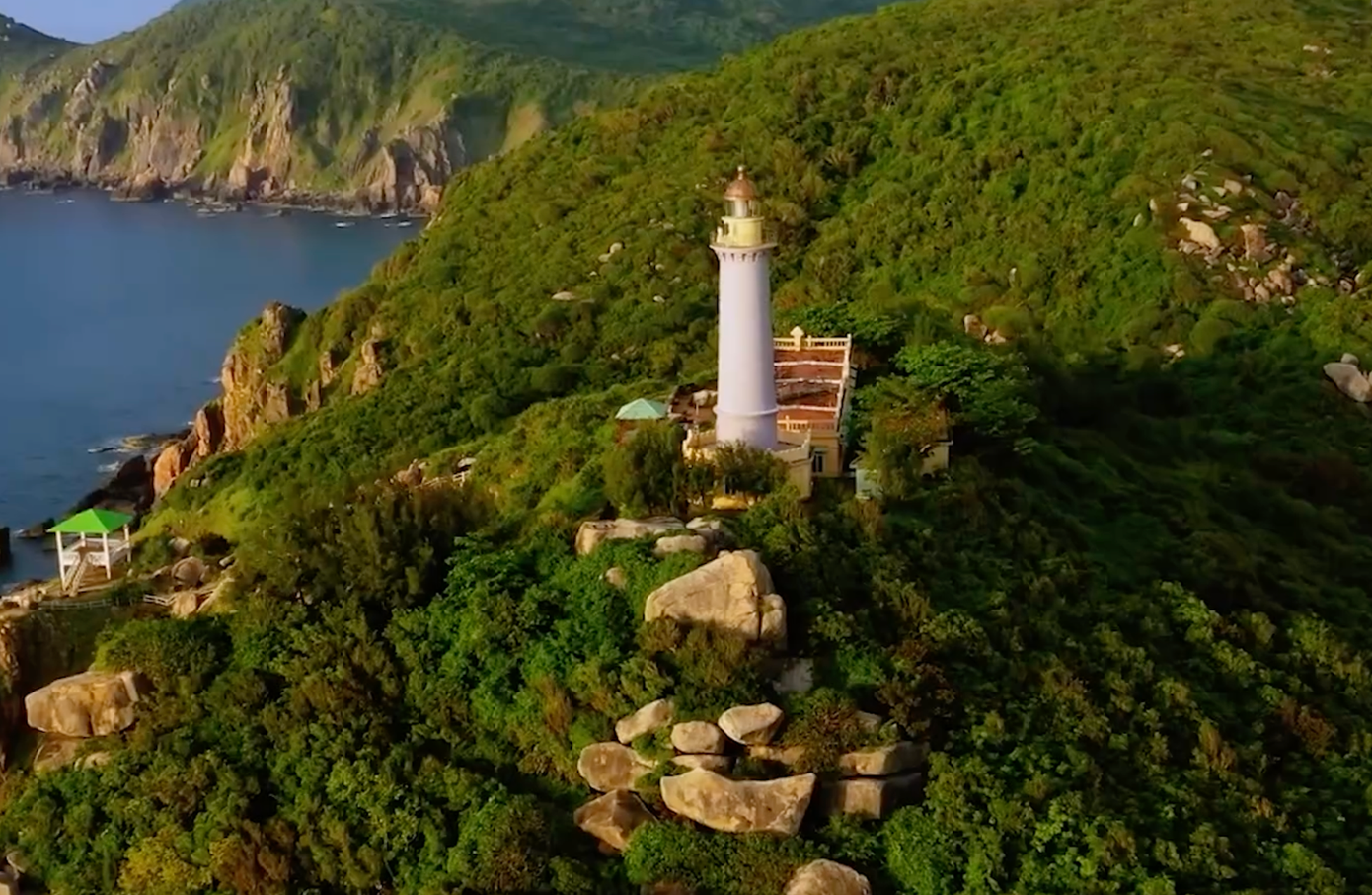 Mũi Điện là điểm tham quan du lịch nổi tiếng của Phú Yên. Ảnh: L.H.