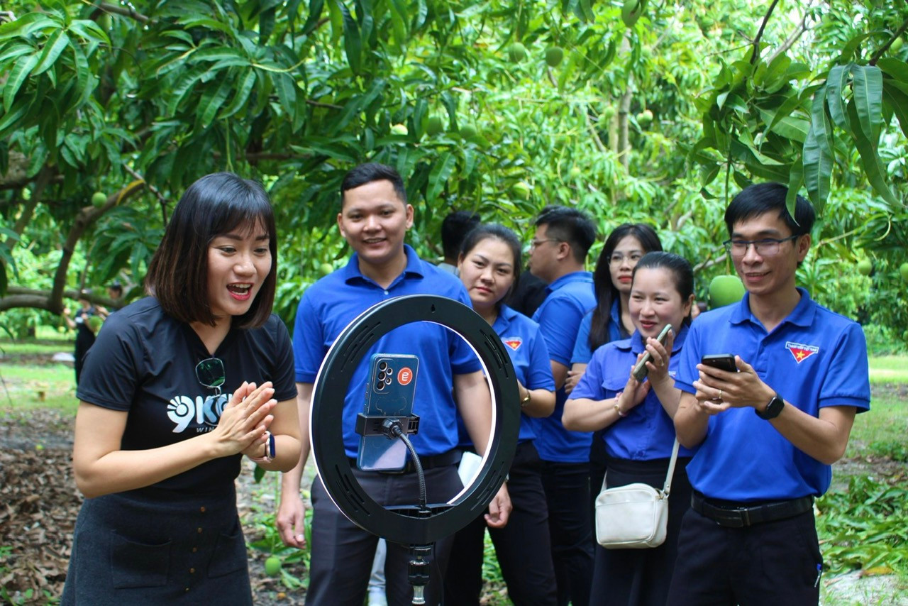 Sáng 19/12, tại huyện Cam Lâm, Tỉnh Đoàn Khánh Hòa tổ chức chương trình tập huấn và thực hành kỹ năng, phương pháp quảng bá trực tuyến các sản phẩm nông sản cho thanh niên. Tại chương trình, đoàn viên, thanh niên được tập huấn các kỹ năng để bán hàng trên nền tảng số như: xây dựng kịch bản, quay phim, chụp ảnh, livestream…