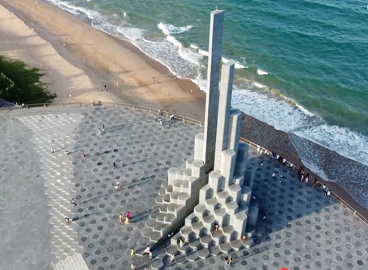 Tháp Nghinh Phong nằm sát mặt biển TP Tuy Hòa. Ảnh: L.H.