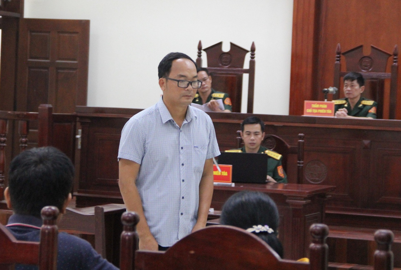 Cựu thiếu tá Hoàng Văn Minh tại phiên toà ngày 5/12. Ảnh: L.H.