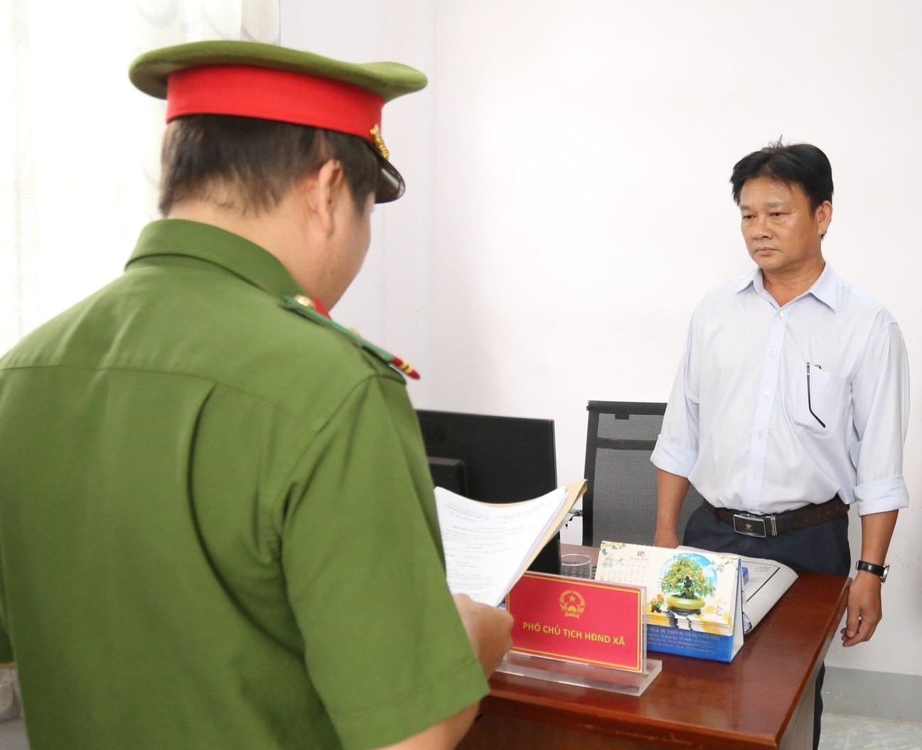 Công an NInh Thuận đọc lệnh bắt ông Nguyễn Thái Đạo (ảnh phải). Ảnh: CACC. Công an NInh Thuận đọc lệnh bắt ông Nguyễn Thái Đạo (ảnh phải). Ảnh: CACC.