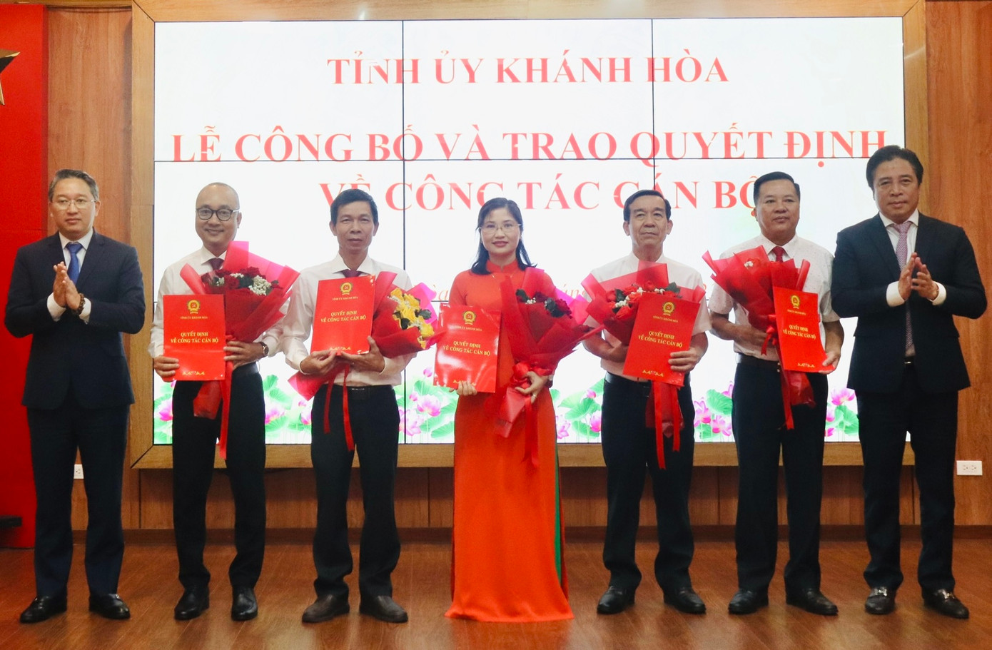 Bí thư Tỉnh ủy Khánh Hòa Nguyễn Hải Ninh (bìa trái) và Phó Bí thư Thường trực Tỉnh ủy, Chủ tịch HĐND tỉnh Nguyễn Khắc Toàn (bìa phải) trao quyết định công tác cán bộ. Ảnh: X.T.