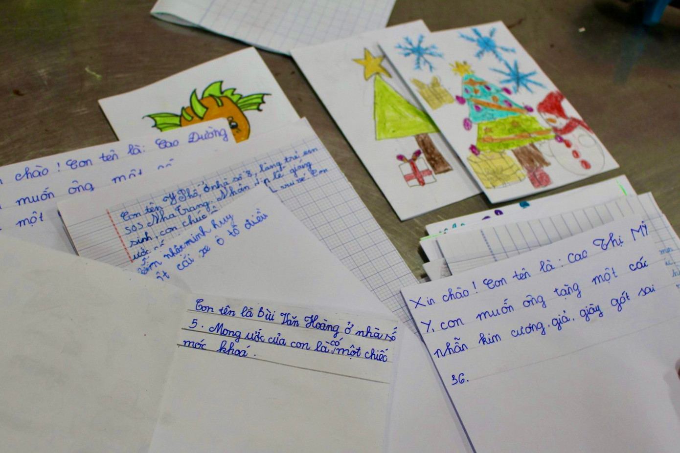 Để thực hiện điều này, trước đó thầy cô tại Làng trẻ em SOS Nha Trang đã cho các em ghi lời nhắn đến ông già Noel.