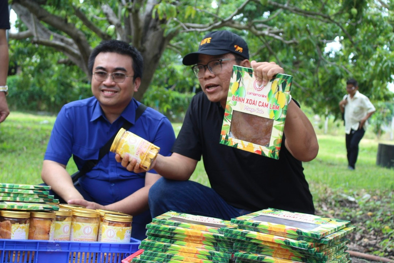 “Đoàn viên, thanh niên là thế hệ trẻ năng động, dễ dàng tiếp cận những xu hướng mới và gần gũi với người nông dân. Thông qua chương trình này, Tỉnh Đoàn Khánh Hòa mong muốn thanh niên nông thôn hiểu rõ hơn về thương mại điện tử, đặc biệt là kỹ năng livestream và bán hàng gắn với chuyển đổi số, góp phần đưa sản phẩm, nông sản đến tay người tiêu dùng nhanh nhất, thuận lợi nhất”, anh Nguyễn Khắc Duy (ảnh trái) - Trưởng ban Phong trào Tỉnh Đoàn Khánh Hòa, cho biết.