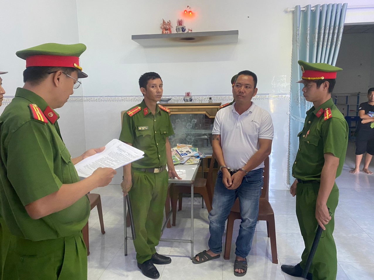 Công an thị xã Đông Hòa đọc lệnh khởi tố đối tượng Phan Thanh Tùng (áo trắng). Ảnh: L.H.