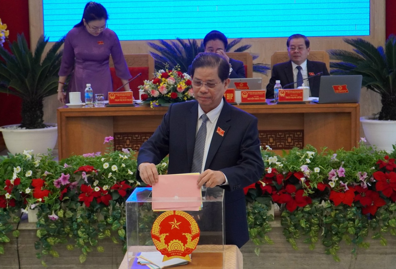 Ông Nguyễn Tấn Tuân bỏ phiếu tại kỳ họp thứ 12 HĐND tỉnh Khánh Hòa. Ảnh: L.H