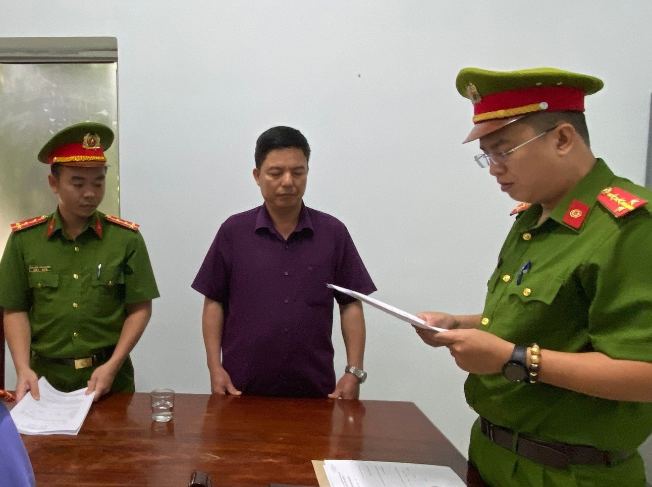 Công an Ninh Thuận đọc lệnh khởi tố ông Vũ Văn Quân (giữa). Ảnh: CACC. Công an Ninh Thuận đọc lệnh khởi tố ông Vũ Văn Quân (giữa). Ảnh: CACC.