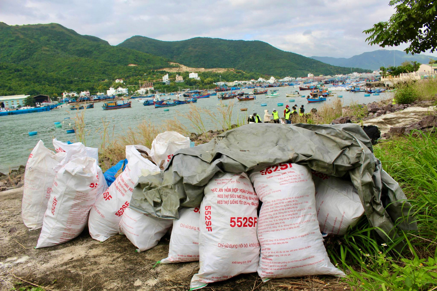 Rác thải nằm ngổn ngang được nhóm bạn trẻ thu gom, phân loại thành bao tải để đưa đến nơi xử lý.