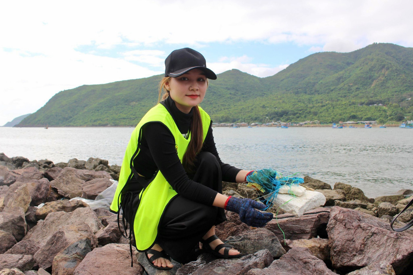 “Những ngày cận Tết Dương lịch 2024 có thời gian rảnh nên em đã đăng ký tham gia hoạt động này, qua đây em mong muốn được trải nghiệm và góp sức trẻ của mình để làm sạch môi trường biển. Em sẽ cố gắng tham gia thật nhiều hoạt động ý nghĩa như thế này hơn nữa”, tình nguyện viên Ngô Phạm Trà My (sống tại TP Nha Trang) chia sẻ.