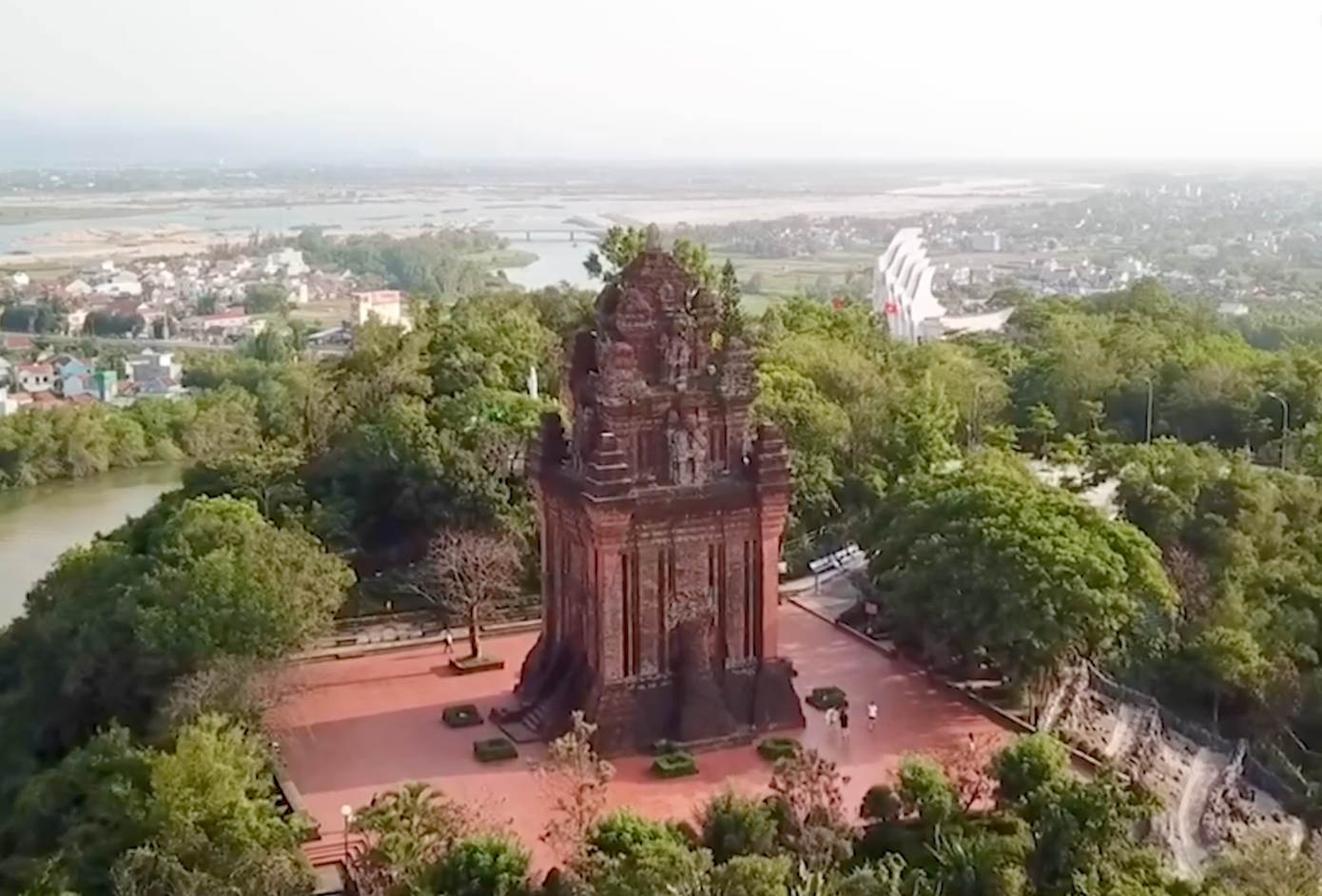 Tháp Nhạn là di tích lịch sử nổi tiếng ở TP Tuy Hòa. Ảnh: L.H.