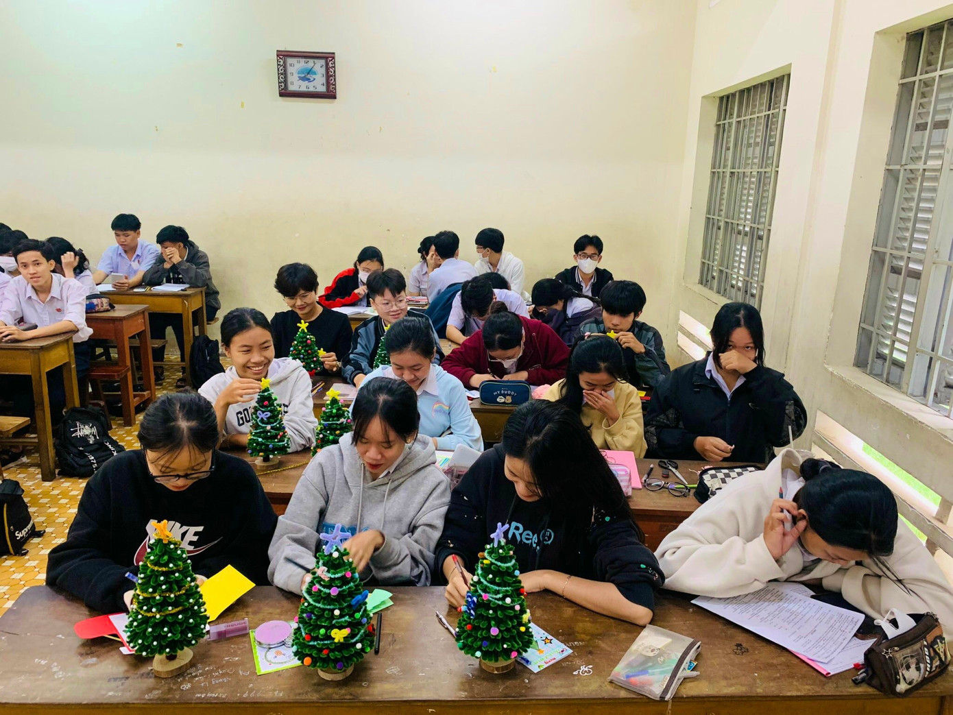 Các bạn học sinh tranh thủ giờ ra chơi để trang trí thiệp và chuẩn bị cây thông Noel cho các em.