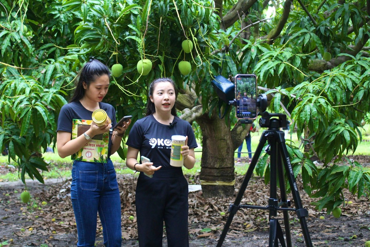 Chỉ với một chiếc điện thoại có kết nối internet bất kì ai cũng có thể livestream bán hàng.