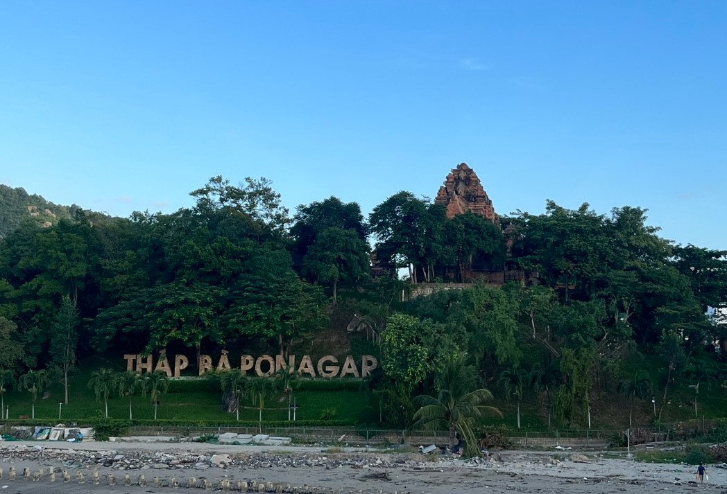 Hiện khuôn viên của Tháp Bà Ponagar ở ven sông Cái đang được chỉnh trang. Ảnh: L.H.