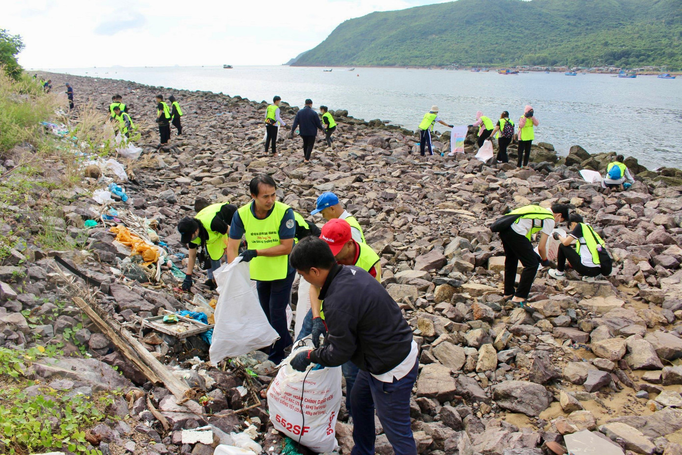 Hơn 120 tình nguyện viên chia thành nhiều nhóm nhỏ dọn rác tại đảo Trí Nguyên (phường Vĩnh Nguyên, TP Nha Trang) và các bãi biển, khu vực xung quanh Bến tàu du lịch Nha Trang. Ai nấy đều hào hứng góp một phần sức của mình chung tay làm sạch môi trường biển.