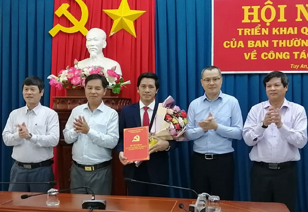 Ông Phạm Văn Bảy (giữa) lúc được Ban Thường vụ Tỉnh uỷ Phú Yên trao quyết định làm Bí thư Huyện uỷ Tuy An. Ảnh: baophuyen.vn Ông Phạm Văn Bảy (giữa) lúc được Ban Thường vụ Tỉnh uỷ Phú Yên trao quyết định làm Bí thư Huyện uỷ Tuy An. Ảnh: baophuyen.vn