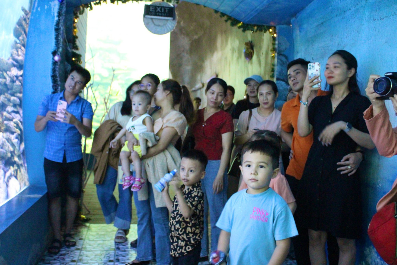 Du khách tỏ ra thích trước màn trình diễn độc đáo này. Du khách tỏ ra thích trước màn trình diễn độc đáo này.