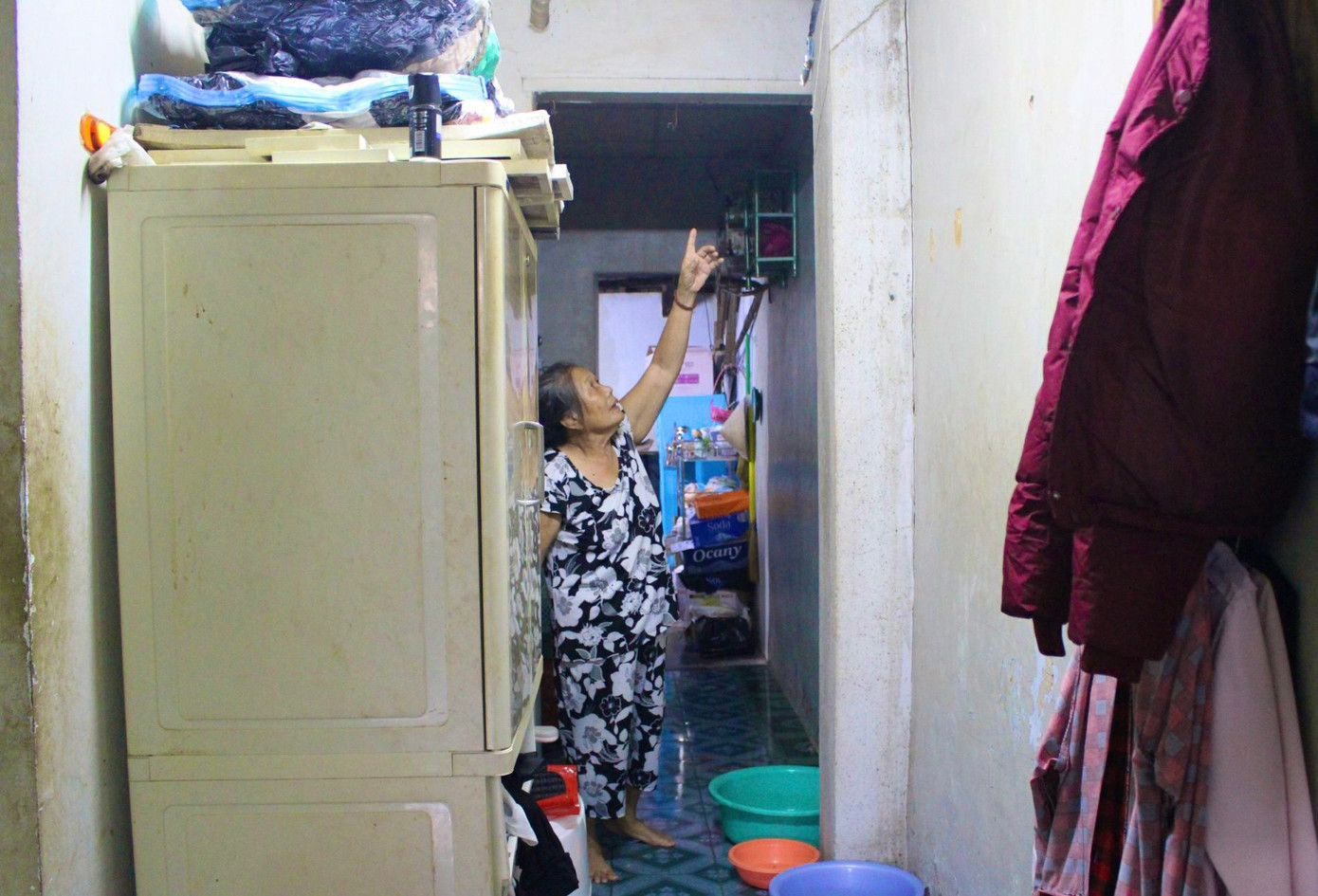 Căn nhà chật hẹp với 11 người sinh sống của gia đình bà Bùi Thị Phố luôn bị dột nước mỗi khi trời mưa. Ảnh: K.N. Căn nhà chật hẹp với 11 người sinh sống của gia đình bà Bùi Thị Phố luôn bị dột nước mỗi khi trời mưa. Ảnh: K.N.