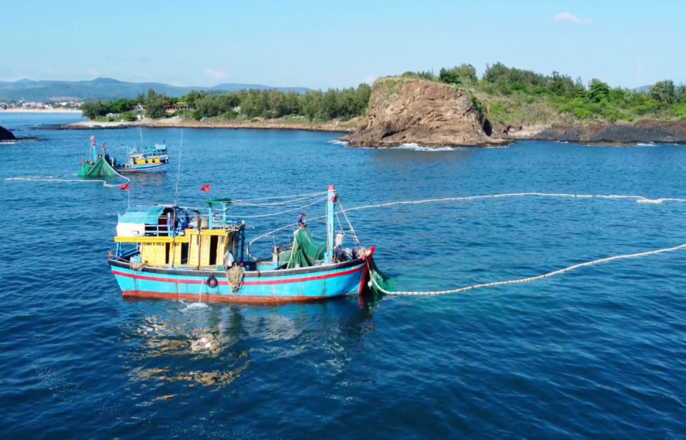 Ngư dân vùng biển huyện Tuy An - Phú Yên thả lưới đánh bắt cá. Ảnh: L.H.
