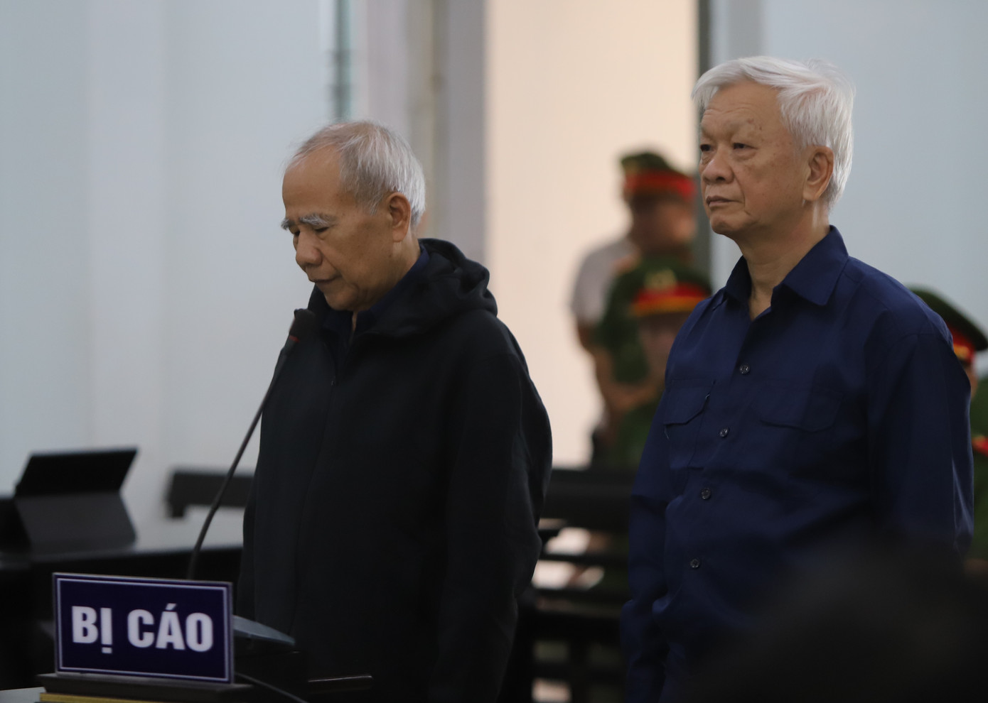 Ông Nguyễn Chiến Thắng (ảnh phải) và ông Đào Công Thiên tại toà. Ảnh: L.H.