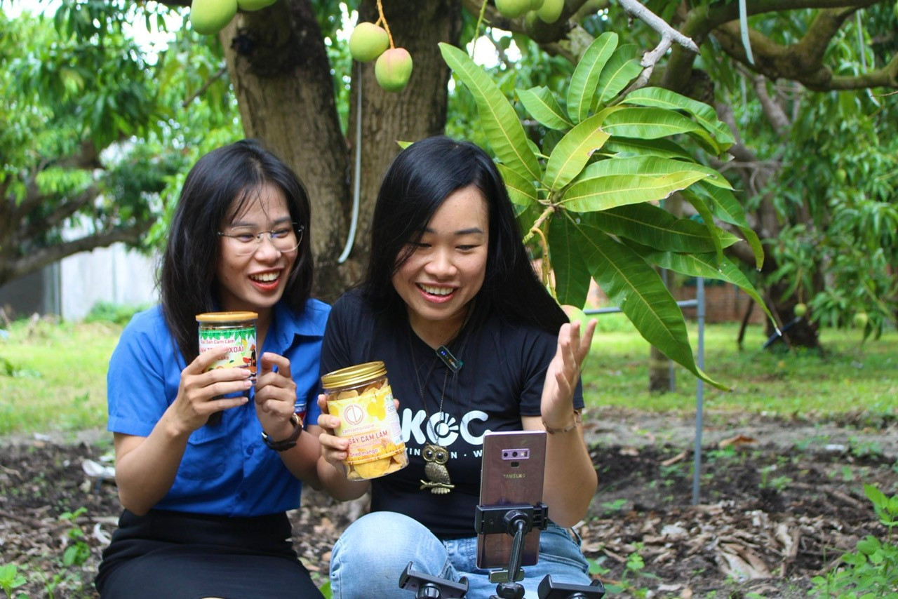 Đoàn viên Nguyễn Thị Thanh Nhàn (áo xanh, sống tại huyện Cam Lâm) chia sẻ: “Sau khi thực chiến livestream bán sản phẩm mình nhận thấy khó khăn lớn nhất là không phải ai cũng hoạt ngôn và tạo được buổi livestream lôi cuốn. Thông qua chương trình hôm nay, mình đã học được kỹ năng làm chủ và dẫn dắt buổi livestream sao cho thật hiệu quả”.