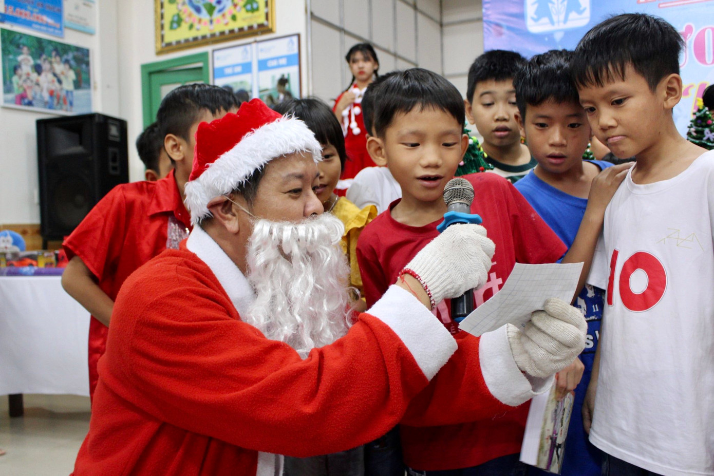 Cũng tại chương trình, các em nhỏ vô cùng mừng rỡ khi tự đọc bức thư gửi đến ông già Noel và được tặng món quà đúng như mong ước.