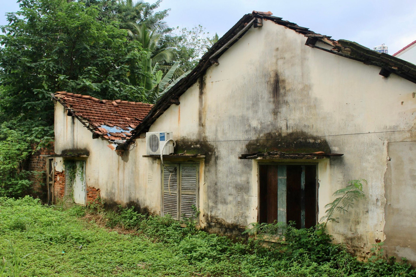 Nhiều hộ dân sống trong di tích thành cổ Diên Khánh mong mỏi được tái định cư. Ảnh: K.N. Nhiều hộ dân sống trong di tích thành cổ Diên Khánh mong mỏi được tái định cư. Ảnh: K.N.