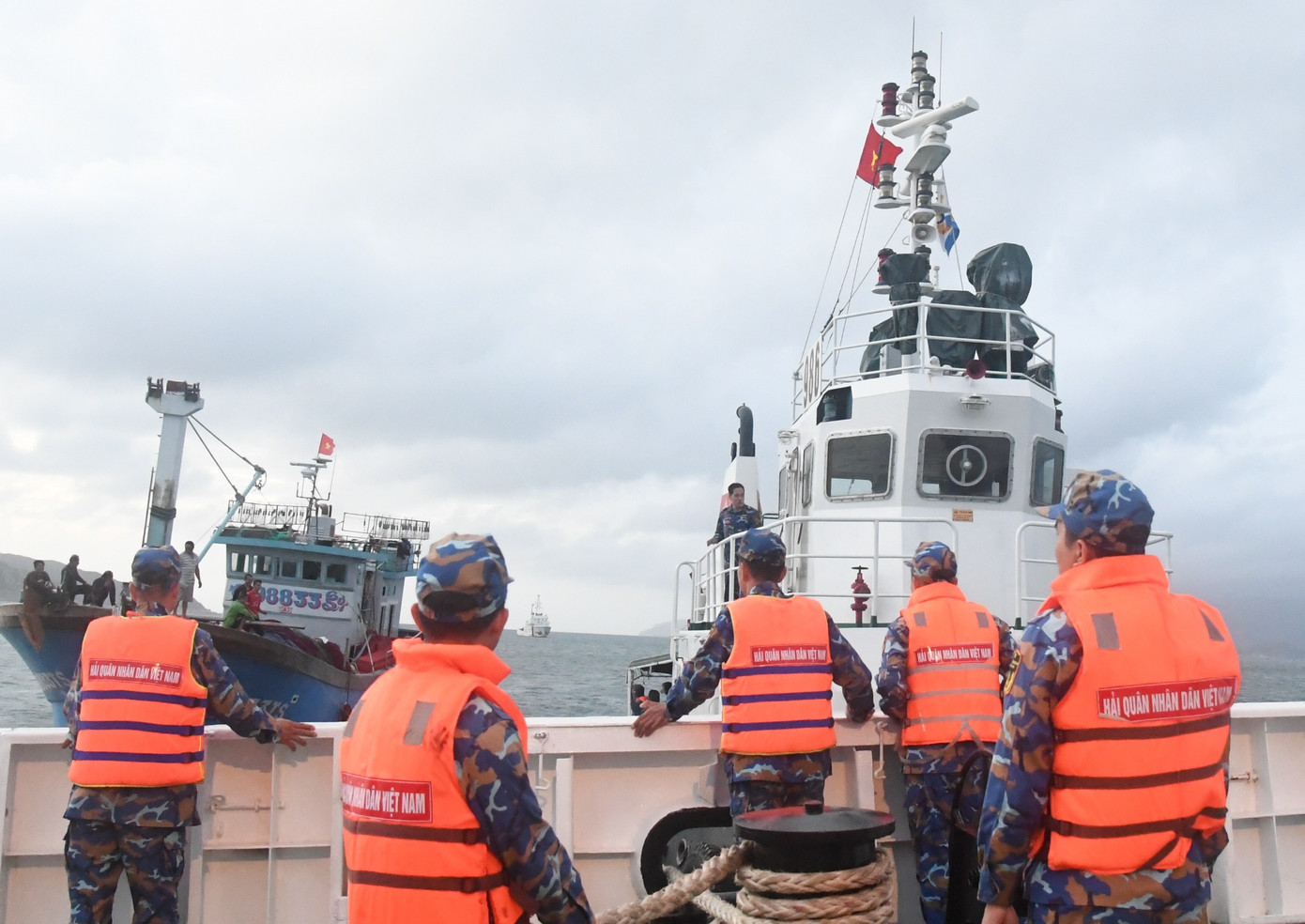 Tàu 471 lai dắt tàu cá ngư dân Bình Định gặp nạn về bờ. Ảnh: N.N.