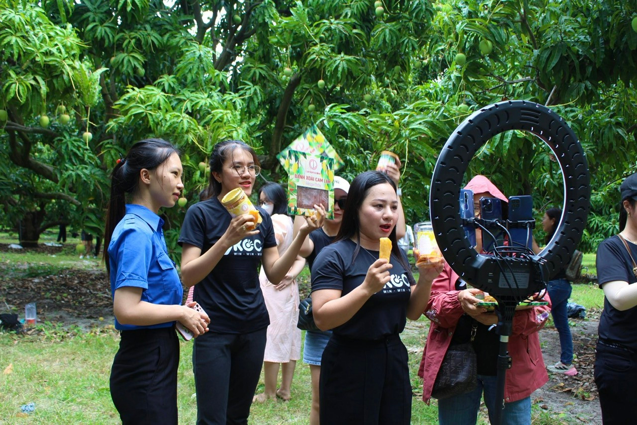 Chị Đoàn Thị Kim Ngọc (thứ 3 từ trái sang, người có kinh nghiệm bán hàng trên mạng xã hội) cho biết, bán hàng livestream trên các nền tảng mạng xã hội đang là xu hướng hiện nay, nhưng cũng tồn tại rất nhiều thử thách. Bất kỳ ai, đặc biệt là các bạn trẻ trước khi muốn tham gia vào công việc này cần tìm hiểu kiến thức, thuật toán của các nền tảng và hướng đến những buổi livestream không đơn thuần bán hàng mà mang tính giải trí, thu hút người xem.