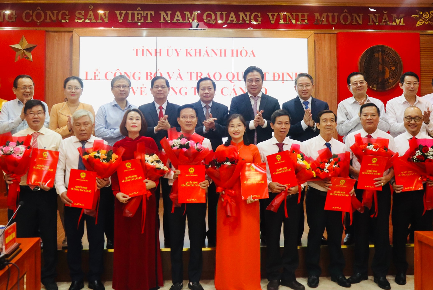 Thực trực Tỉnh ủy, HĐND tỉnh, UBND tỉnh Khánh Hòa chụp ảnh lưu niệm với các cán bộ nhận quyết định công tác mới. Ảnh: X.T.