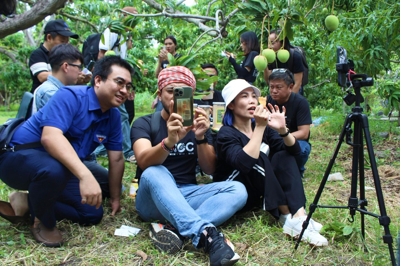 Các bạn trẻ được hướng dẫn 1 kèm 1 khi thực hành bán hàng qua livestream.