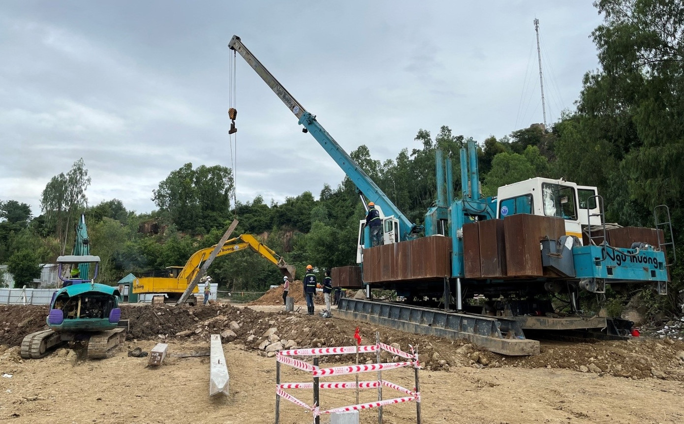 Nhà thầu rất lo lắng khi hợp phần 2 dự án CCSEP Nha Trang bị cắt vốn. Ảnh: L.H. Nhà thầu rất lo lắng khi hợp phần 2 dự án CCSEP Nha Trang bị cắt vốn. Ảnh: L.H.