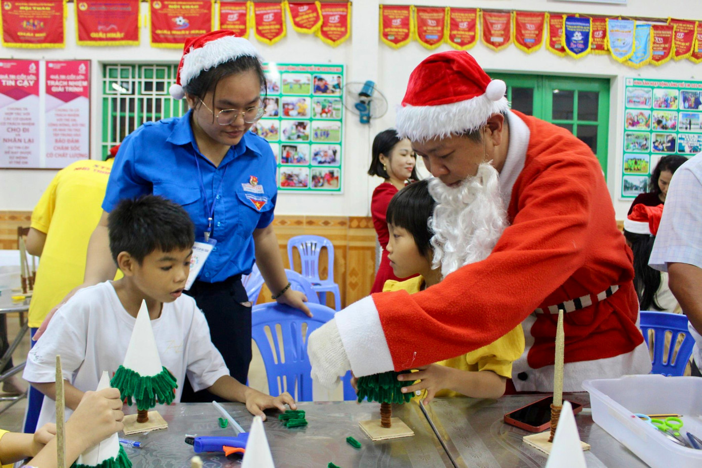 Tại đây, hơn 30 bạn nhỏ đã được các tình nguyện viên hướng dẫn tự tay làm cây thông Noel bằng kẽm nhung và đồ tái chế như: giấy, bìa carton, thanh gỗ…