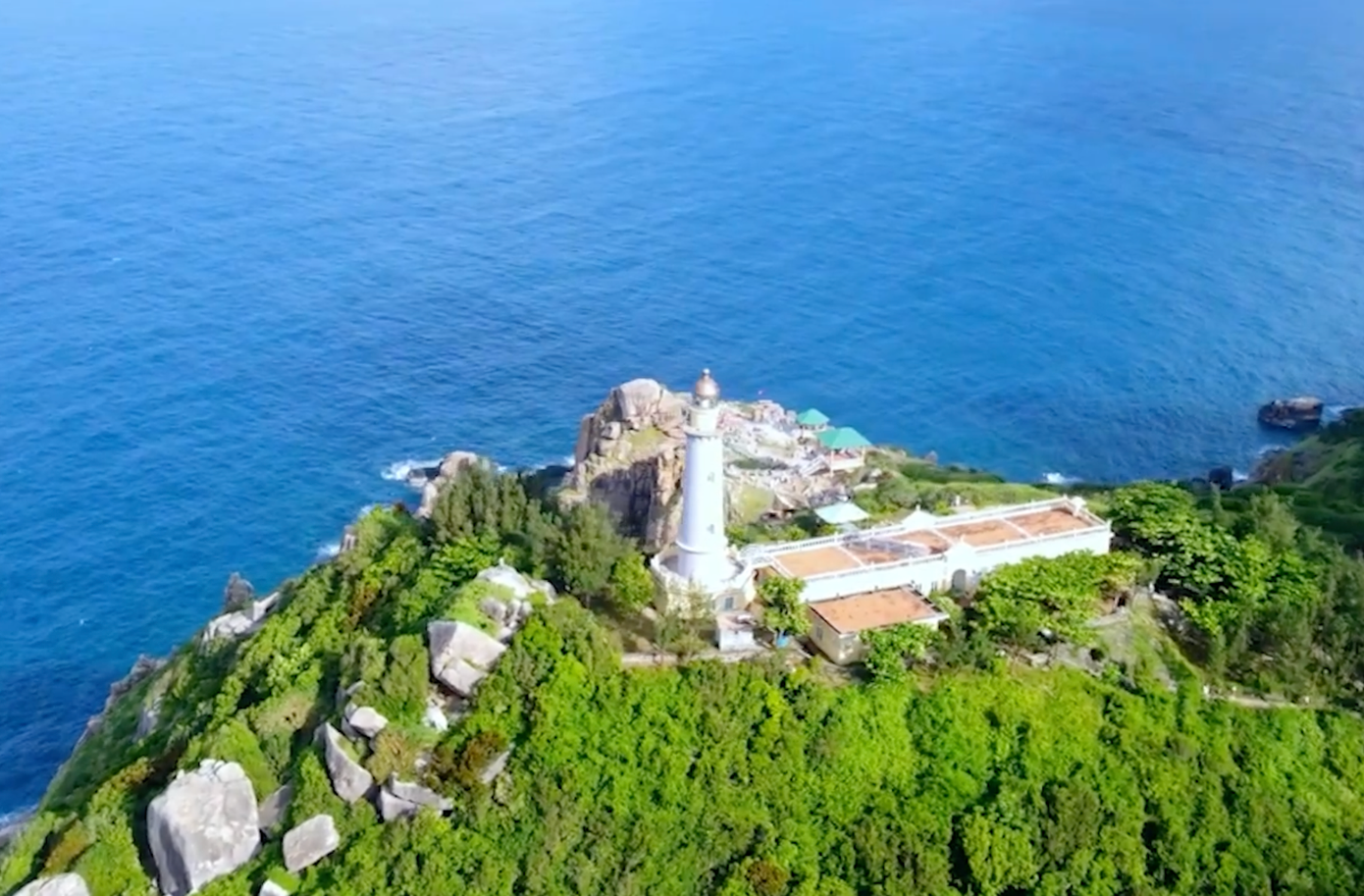 Mũi Điện được xem là một trong những điểm đón bình minh đầu tiên trên đất liền Việt Nam. Ảnh: L.H.