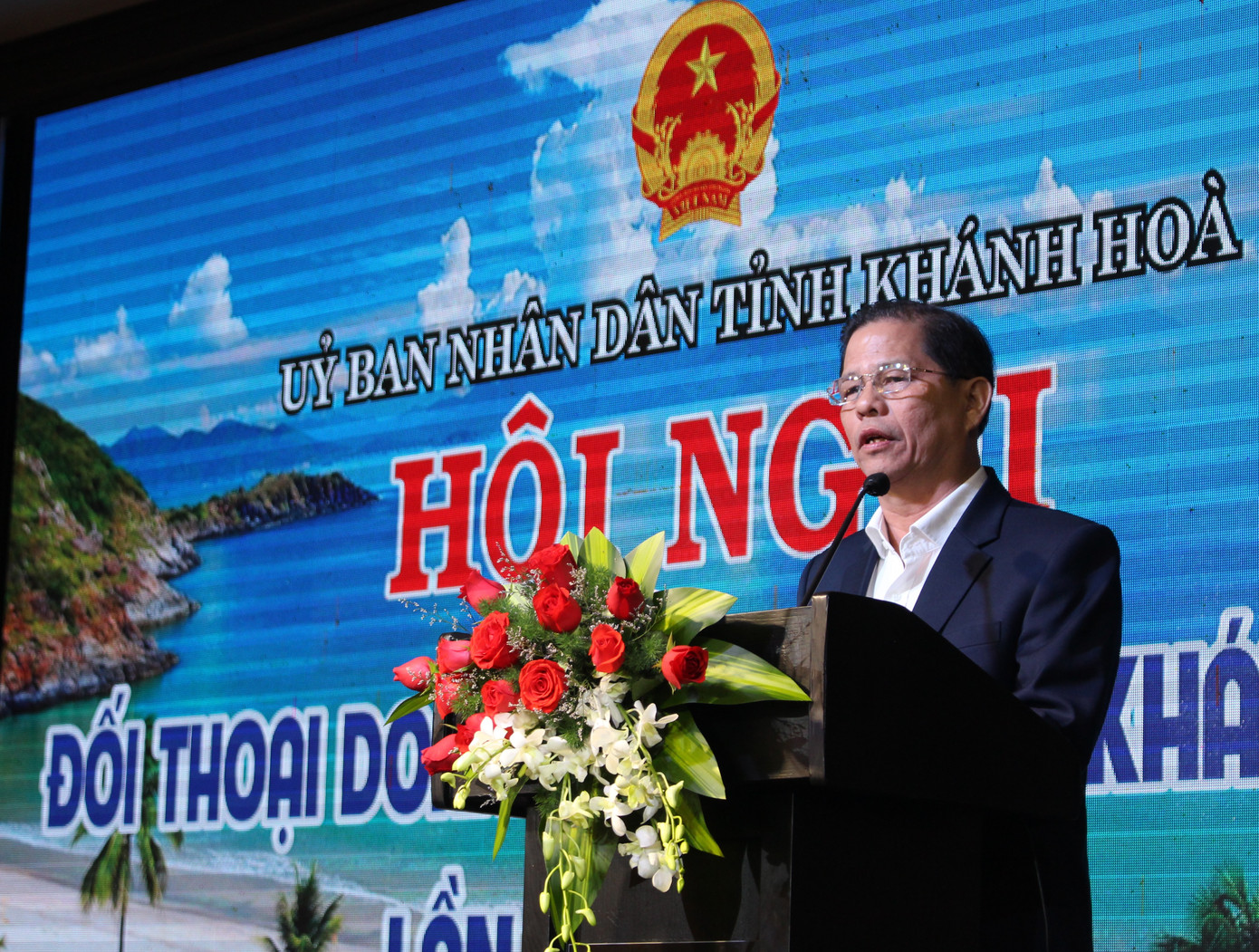 Chủ tịch UBND tỉnh Khánh Hòa Nguyễn Tấn Tuân trả lời ý kiến doanh nghiệp. Ảnh: K.N. Chủ tịch UBND tỉnh Khánh Hòa Nguyễn Tấn Tuân trả lời ý kiến doanh nghiệp. Ảnh: K.N.