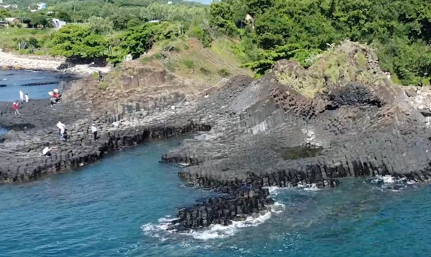 Du khách đến thăm quan di tích Gềnh Đá Dĩa - Phú Yên. Ảnh: L.H.