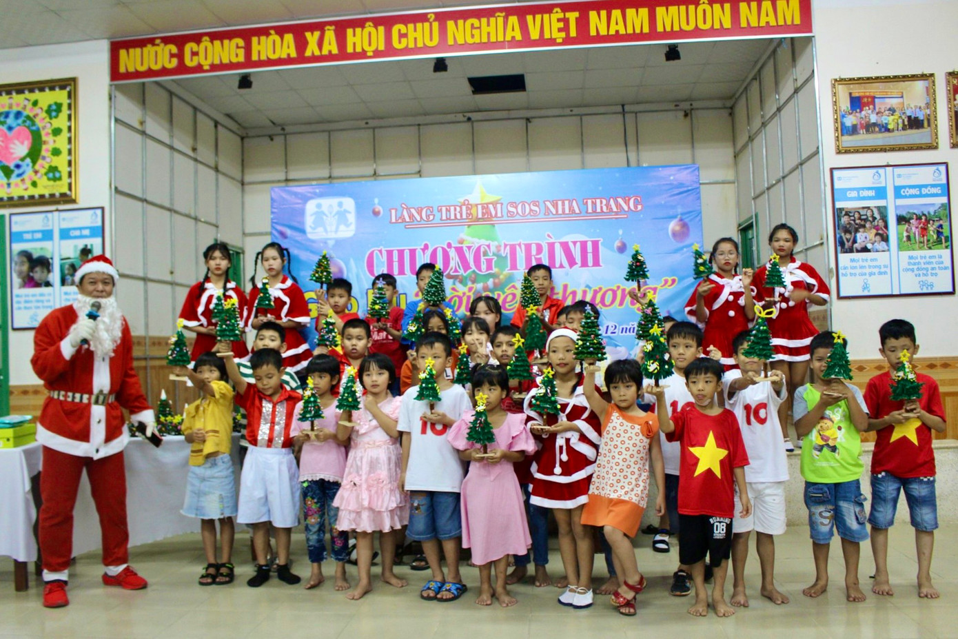 Tối 20/12, nhóm STEAM Nha Trang gồm những thầy cô và các bạn học sinh, thanh niên đam mê khoa học trên địa bàn thành phố Nha Trang đã tổ chức chương trình giao lưu “Lời yêu thương” cho các em nhỏ có hoàn cảnh khó khăn tại Làng trẻ em SOS Nha Trang.