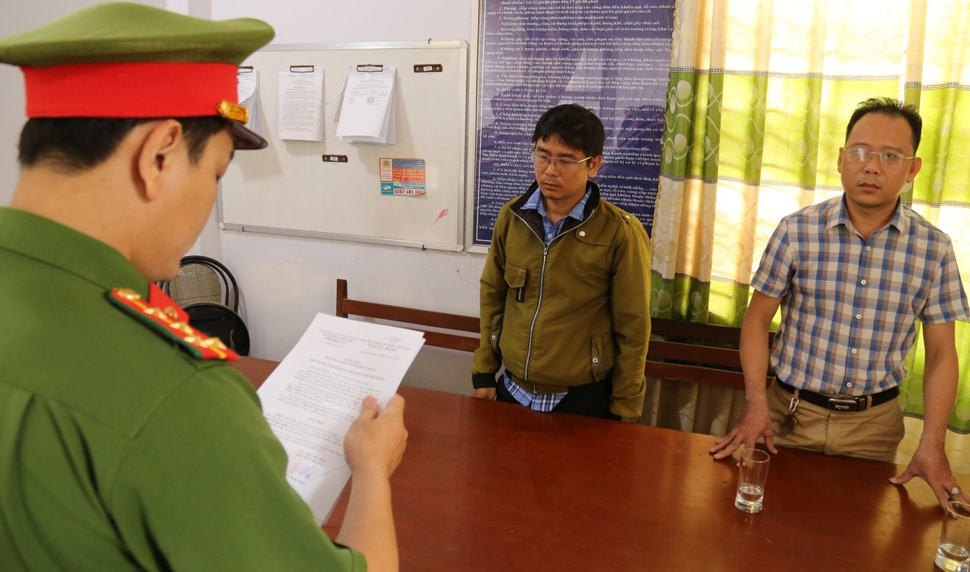 Công an tỉnh Ninh Thuận đọc lệnh khởi tố ông Hùng (ảnh phải) và ông Thắng. Ảnh: CACC. Công an tỉnh Ninh Thuận đọc lệnh khởi tố ông Hùng (ảnh phải) và ông Thắng. Ảnh: CACC.