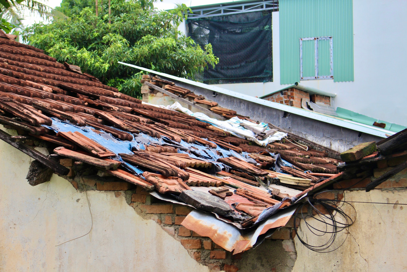 Nhiều ngôi nhà nằm trong vùng quy hoạch dự án tu bổ, tôn tạo Di tích Quốc gia thành cổ Diên Khánh bị bong tróc mái nghiêm trọng. Ảnh: K.N. Nhiều ngôi nhà nằm trong vùng quy hoạch dự án tu bổ, tôn tạo Di tích Quốc gia thành cổ Diên Khánh bị bong tróc mái nghiêm trọng. Ảnh: K.N.