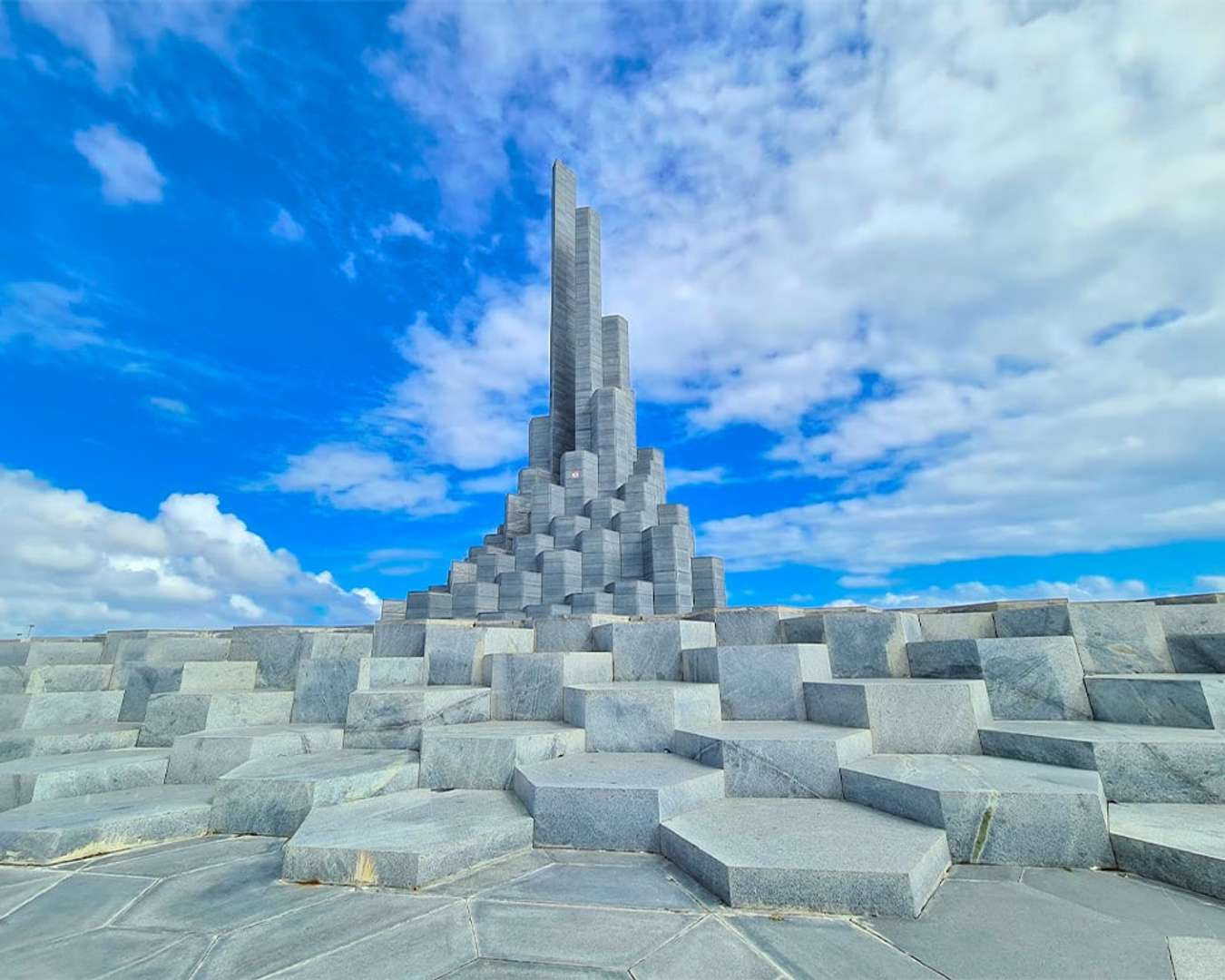 Dưới mỗi cột tháp là 50 phiến đá tượng trưng cho sự tích "Trăm trứng trăm con". Ảnh: T.L.