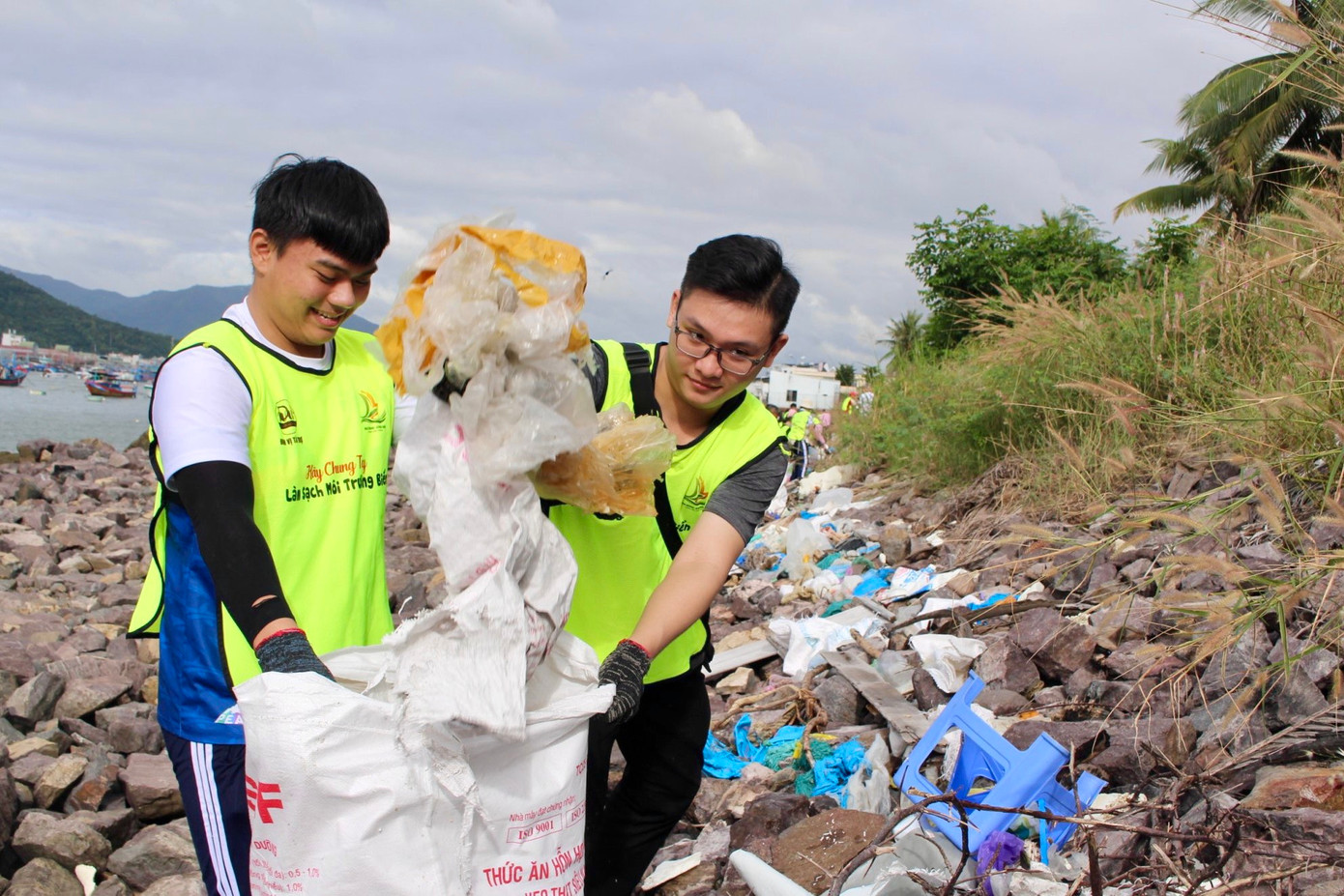 Bạn Trần Văn Kiên (ảnh phải, sinh viên trường Đại học Khánh Hòa) cho biết: “Em thật bất ngờ khi chứng kiến quá nhiều rác tại nơi đây. Rác thải trên biển đã làm Nha Trang trông xấu đi và vì vậy em muốn góp một chút sức của mình cùng mọi người dọn dẹp để bãi biển xanh, sạch, đẹp hơn”.
