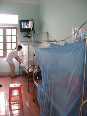 Mắc màn phòng chống SXH tại một bệnh viện. Ảnh: T.Hà